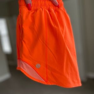 Lululemon🍋 Hotty Hot Low-Rise Lined Short 4”